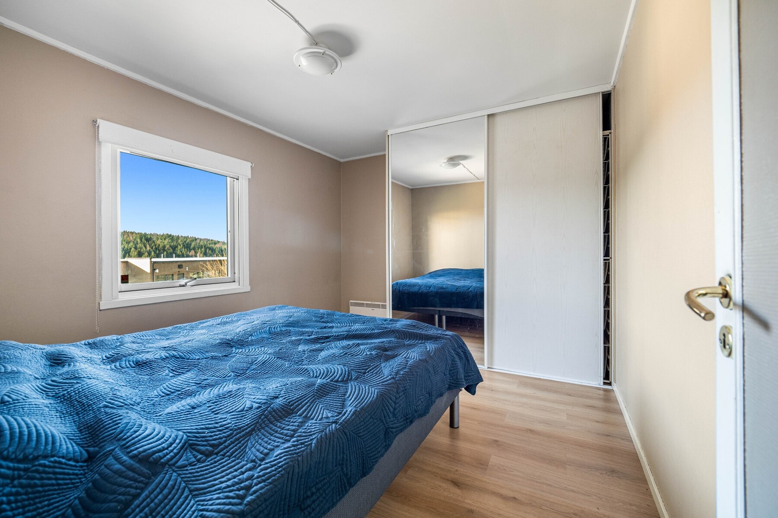 Soverom 2 med garderobeskap. Galleribilde