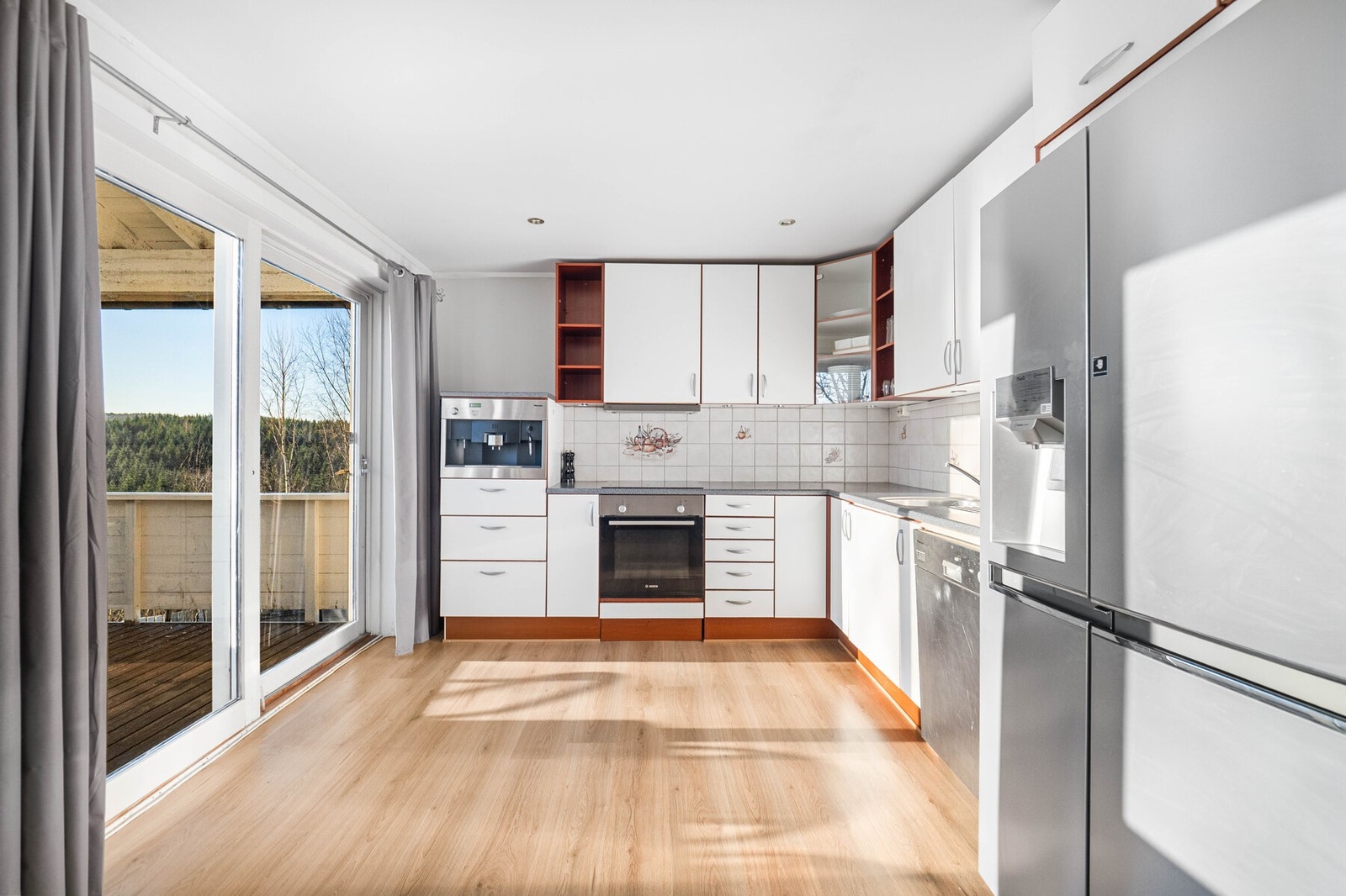 Fra kjøkken kommer man rett ut til terrasssen. Galleribilde