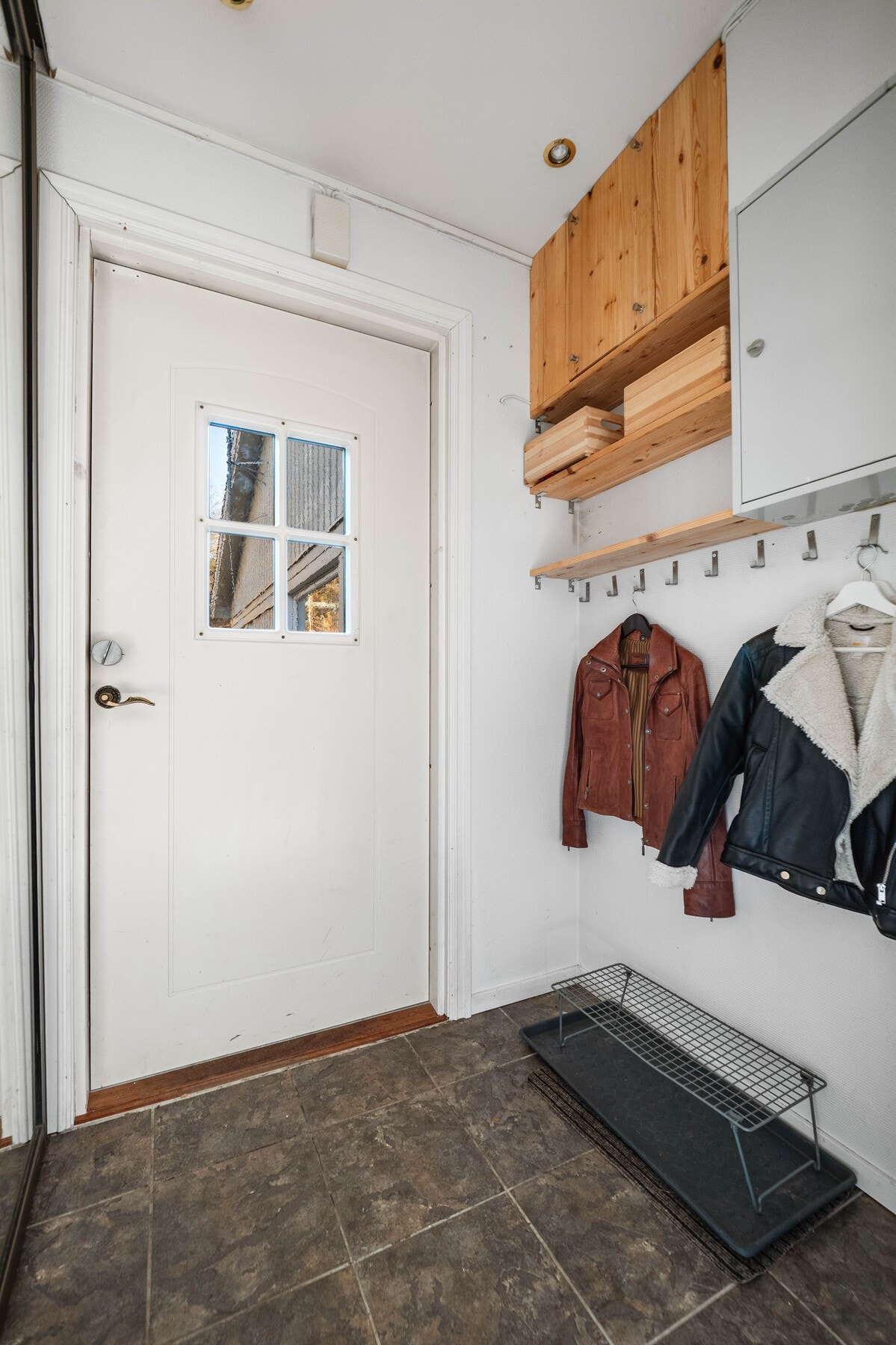 Inngangsparti med plass til sko og jakker. Galleribilde