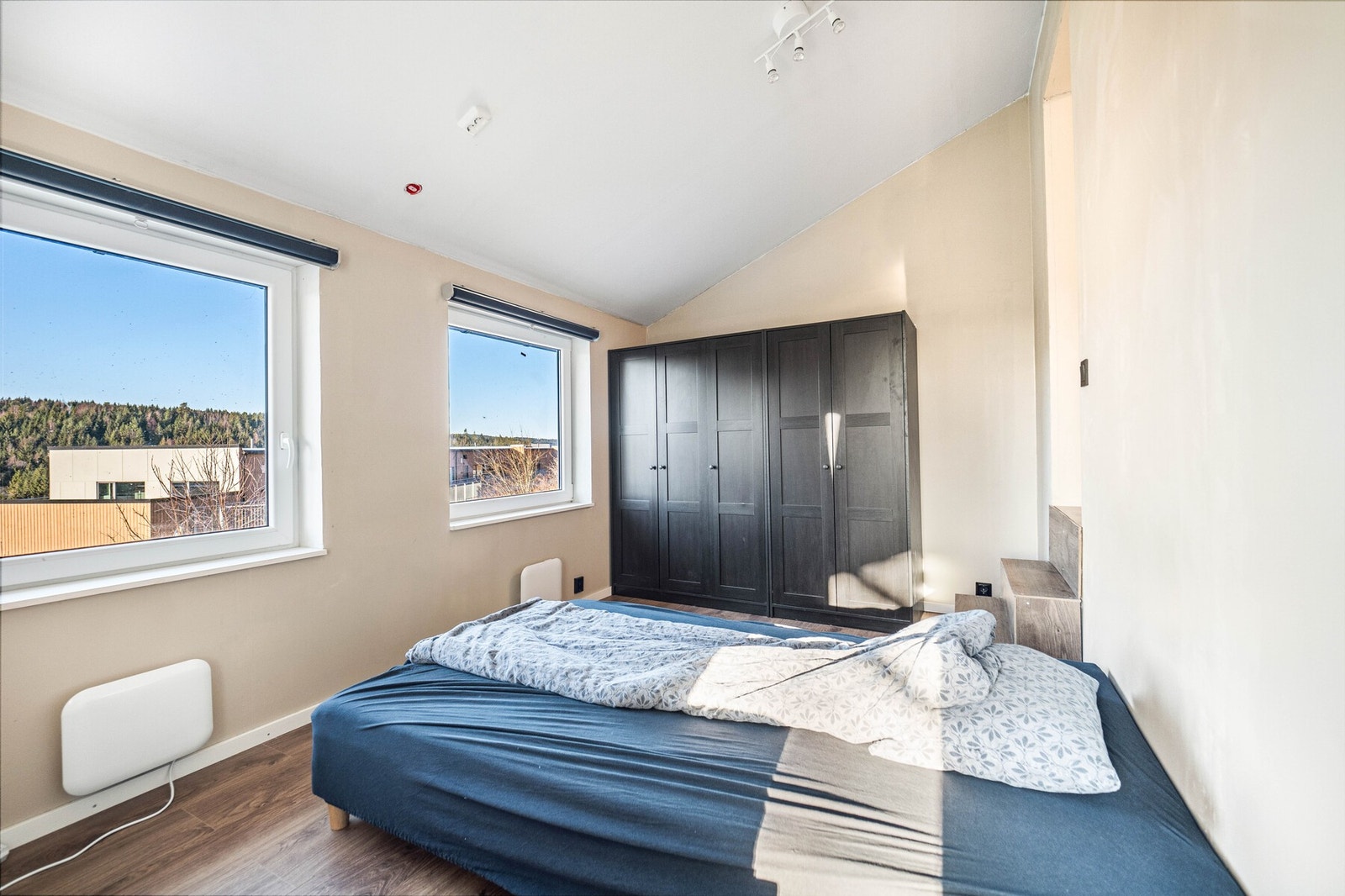 Soverom 1 med dobbelt vindu ut mot skjermet bakhage. Galleribilde