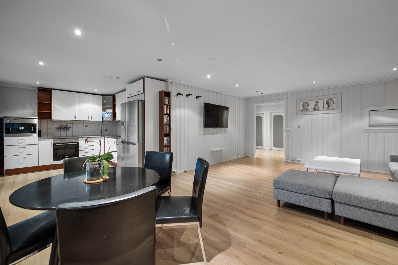 Åpen kjøkkenløsning gir et luftig inntrykk og godt sosiale soner. Galleribilde