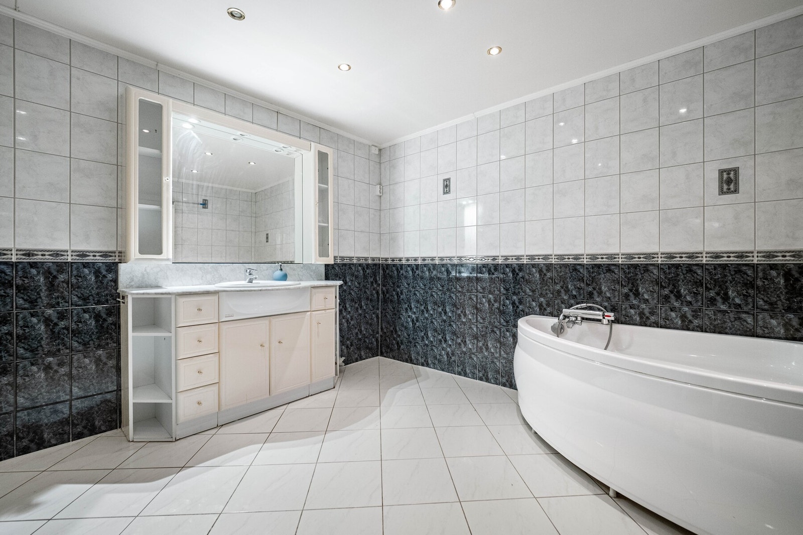 Flislagt bad med romlig innredning. Galleribilde