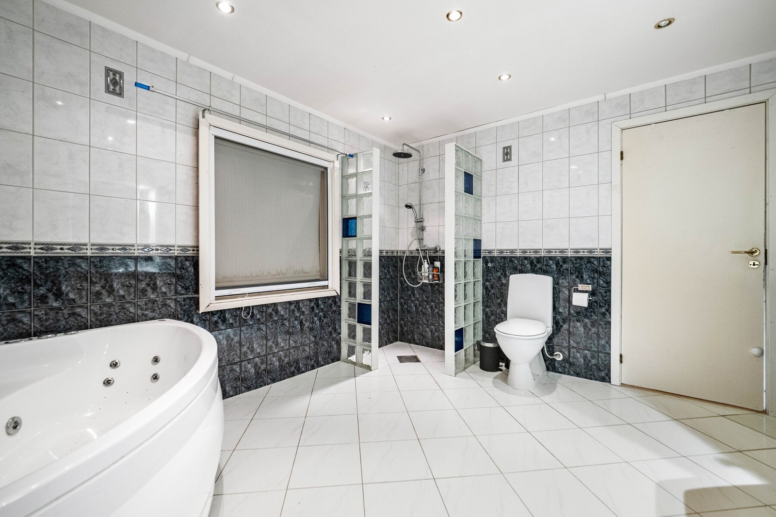 Romslig bad med boblekar. Galleribilde