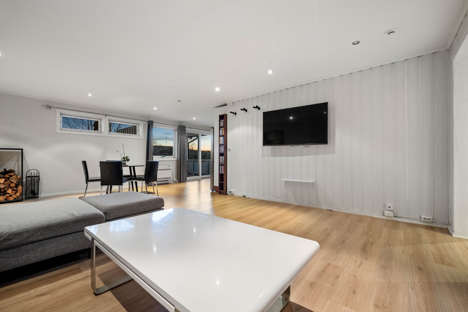 Stue med downlights i taket for godt lys. Galleribilde