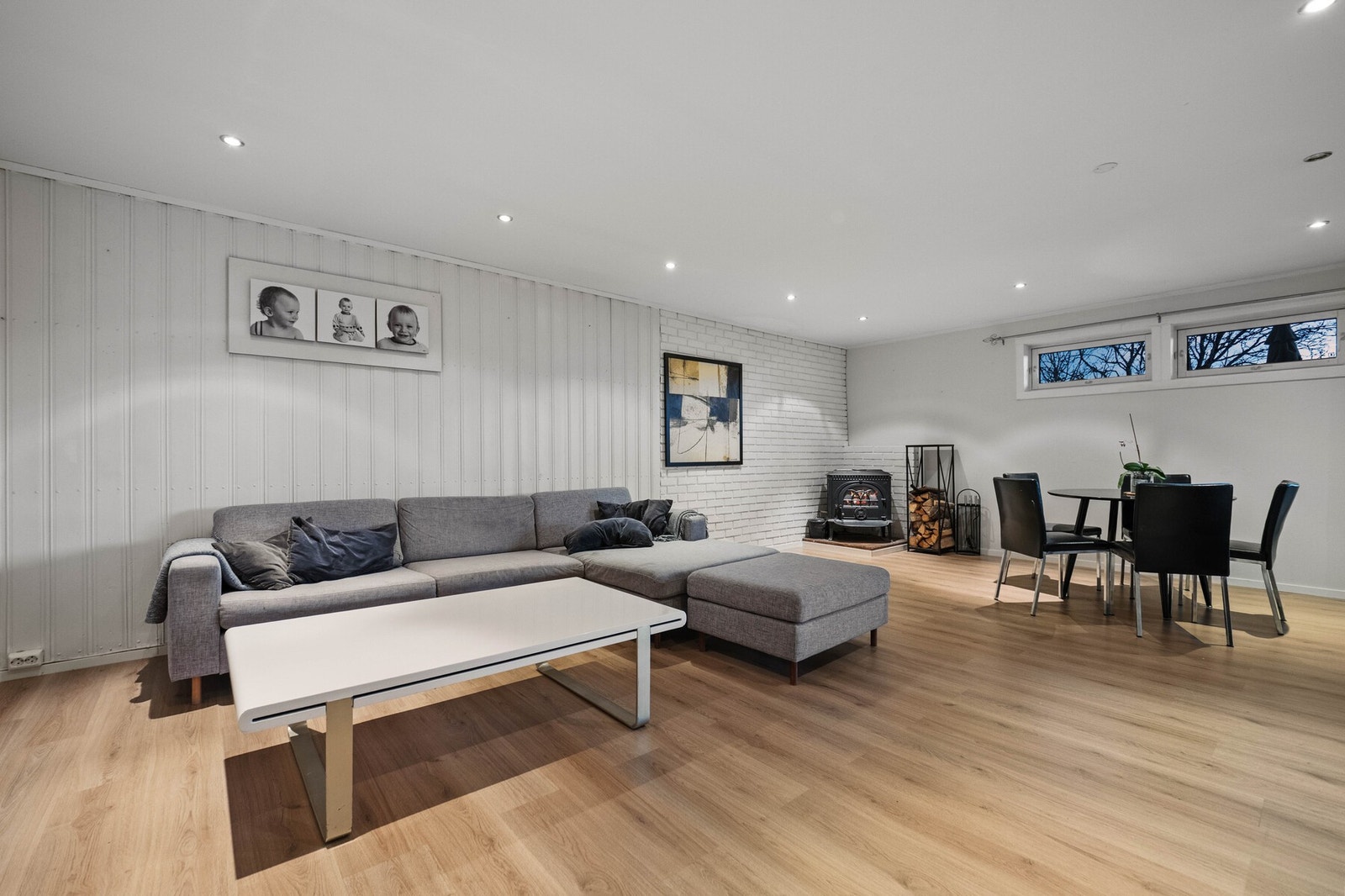 Romslig stue med godt lysinnslipp. Galleribilde