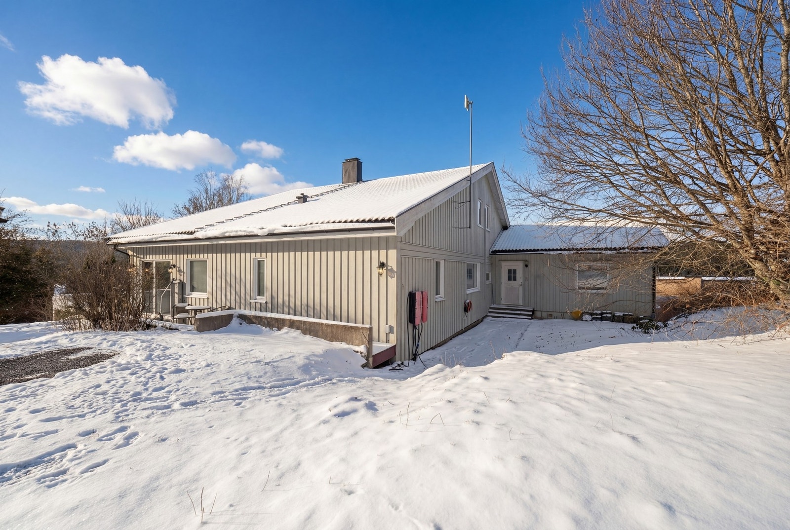 Huset har parkering i egen oppkjørsel. Galleribilde