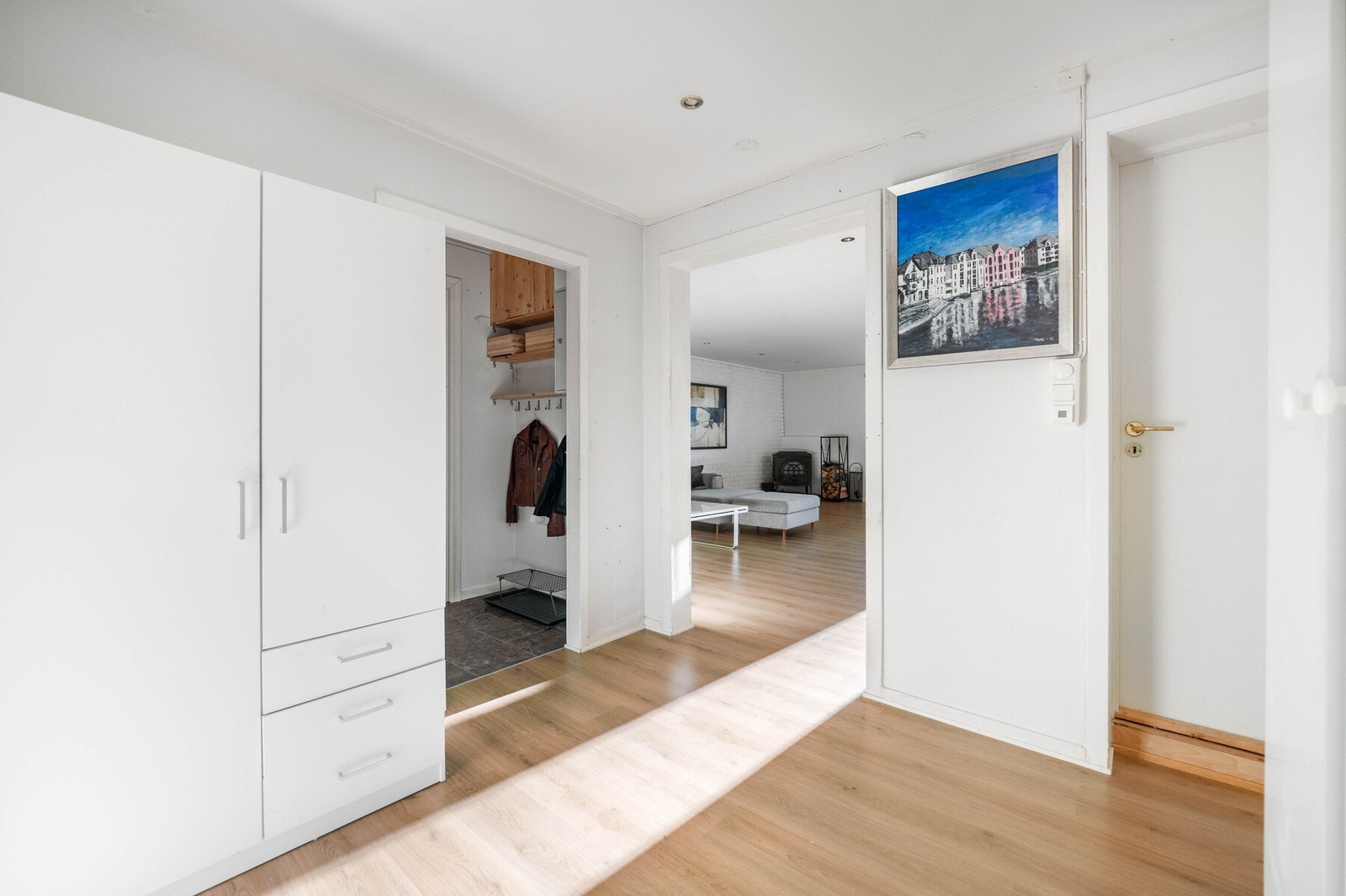 Mellomgang med ekstra skapplass. Galleribilde