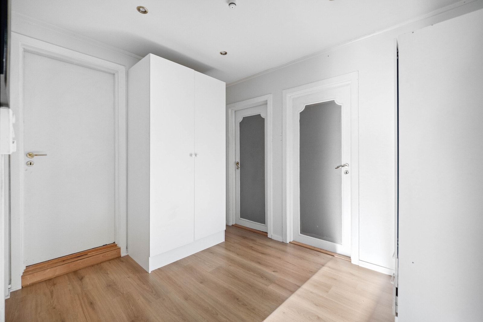 Gang mellom rommene. Galleribilde