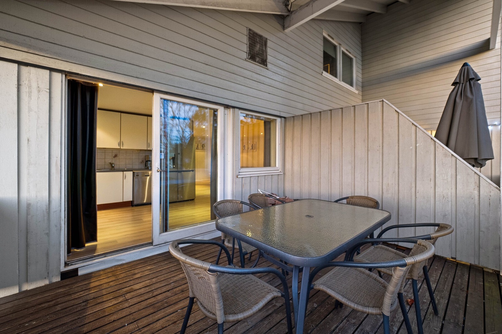 Overtbygget uteplass utefor kjøkenet. Galleribilde