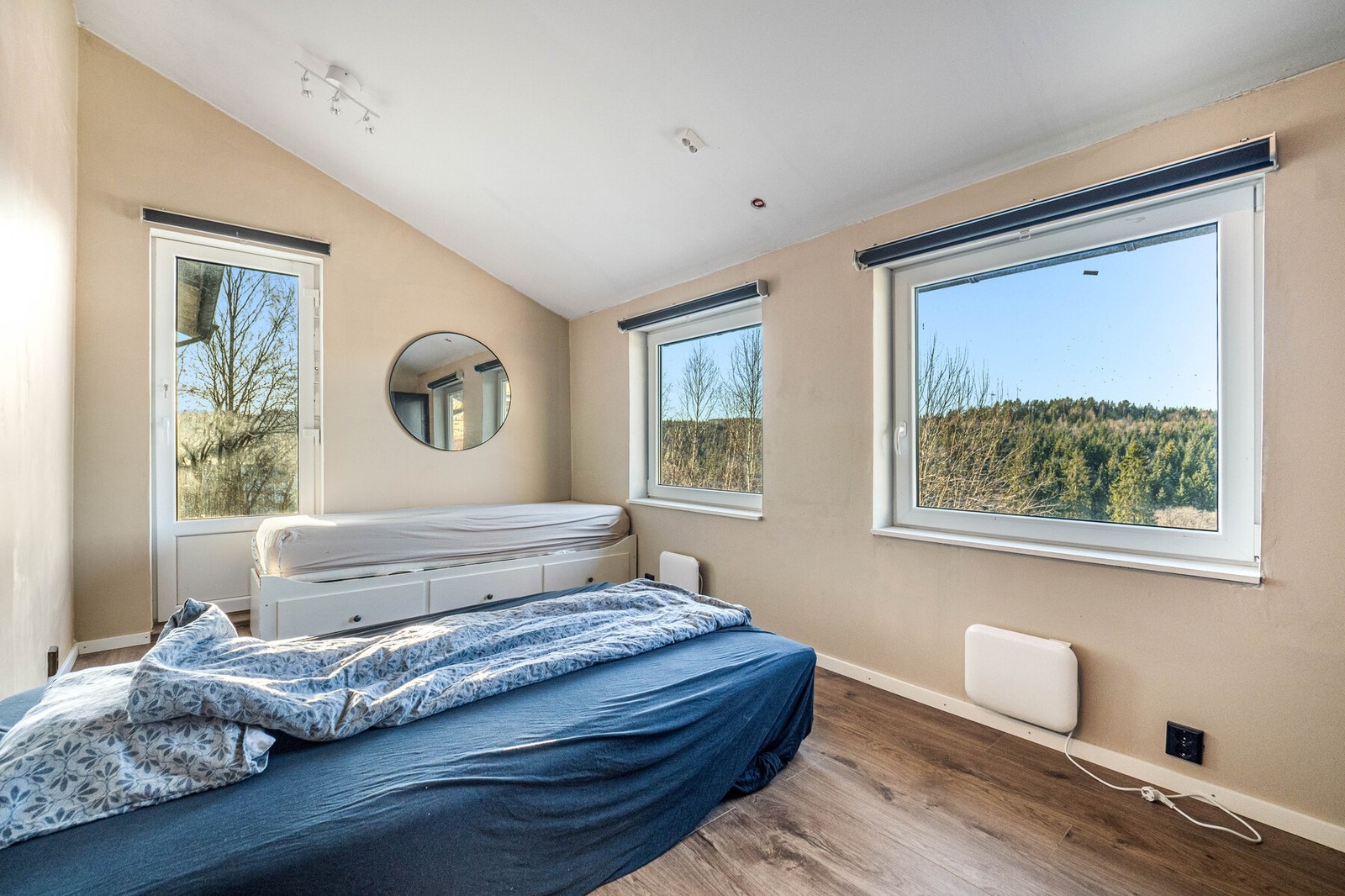 Rommet har god plass til dobbelseng. ( Dette rommet mangler fo Galleribilde