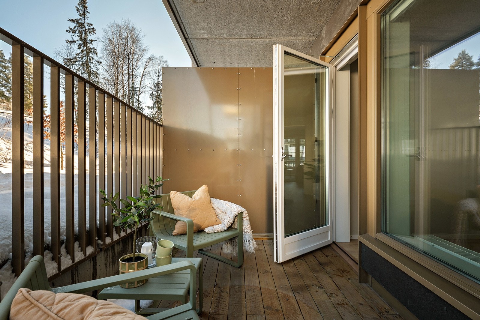 Østvendt terrasse på 7,5m² med adkomst fra stue. Galleribilde