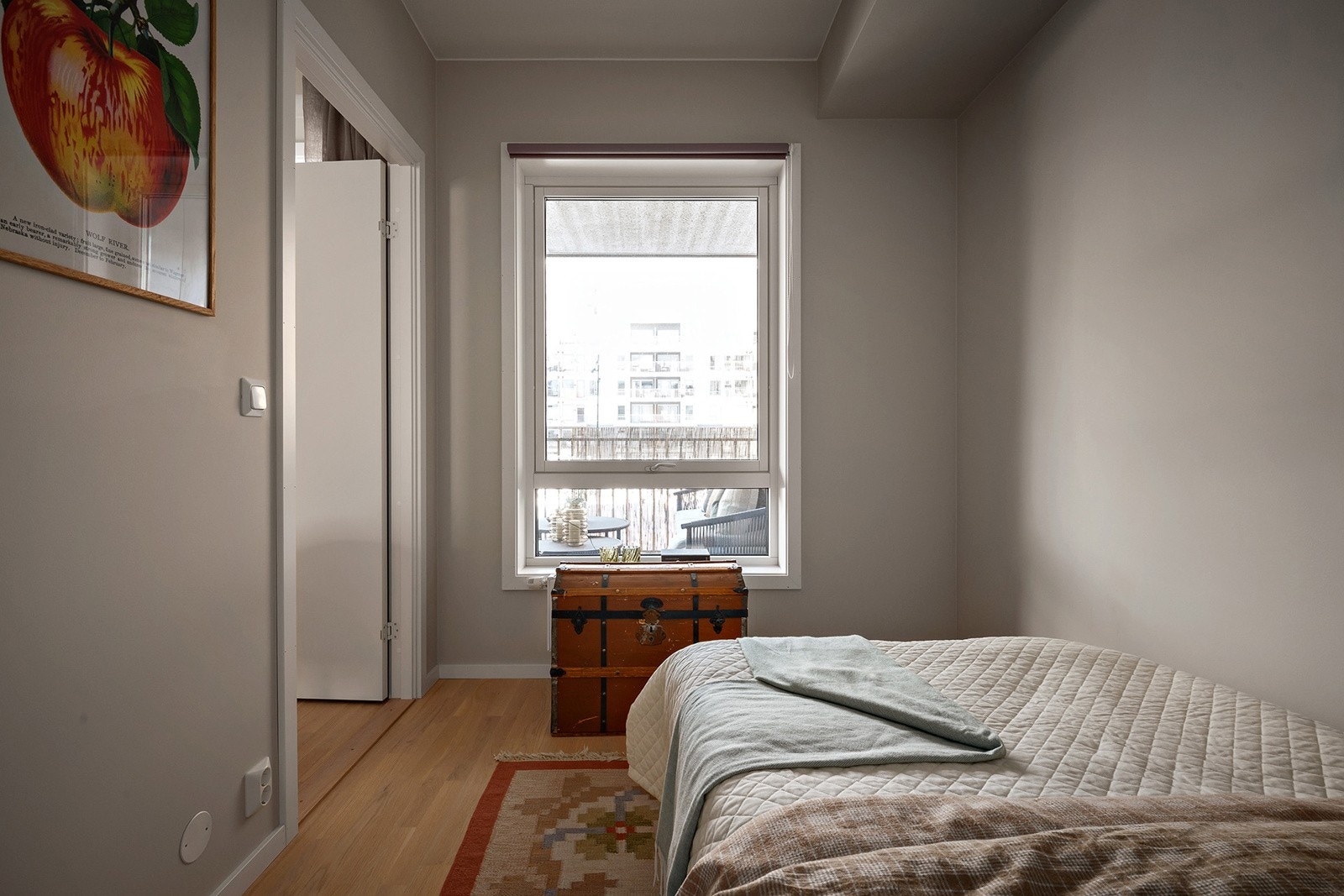 Rommet har plass til seng, nattbord og garderobeløsning. Passer fint som barnerom, gjesterom og/eller kontor. Galleribilde