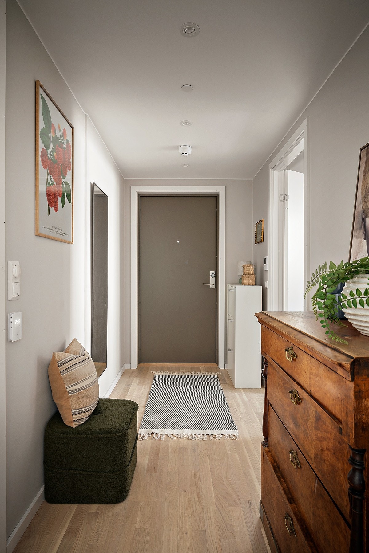 Innbydende entré med plass til å henge fra seg yttertøy og sette fra seg sko. Galleribilde