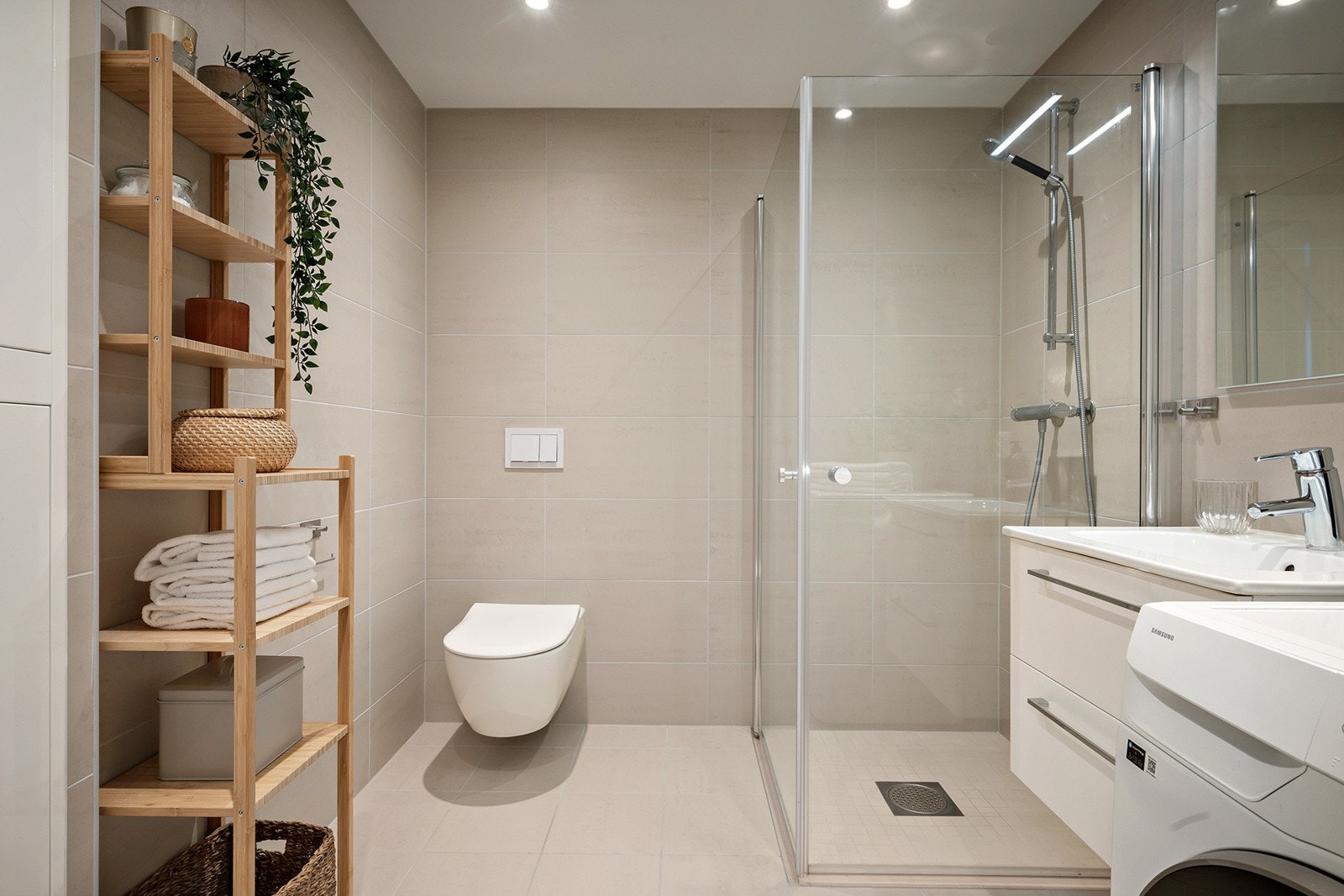 Flislagt baderom med varme i gulv, samt vegghengt toalett, inn -og utslående dusjvegger og downlights i himling. Galleribilde