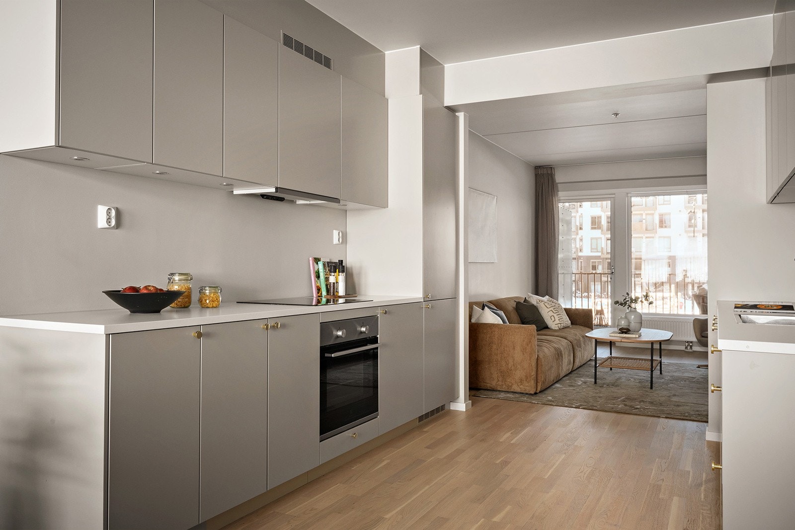 Kjøkkenet har lyse glatte fronter med benkeplate av laminat. Galleribilde