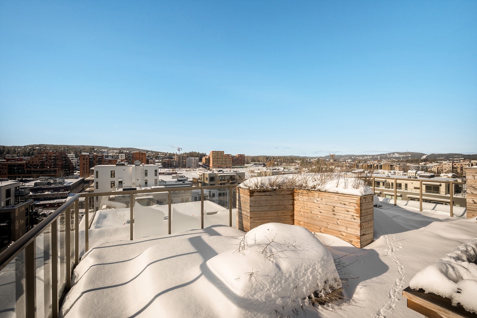 Flott felles takterrasse med sittegrupper. Galleribilde