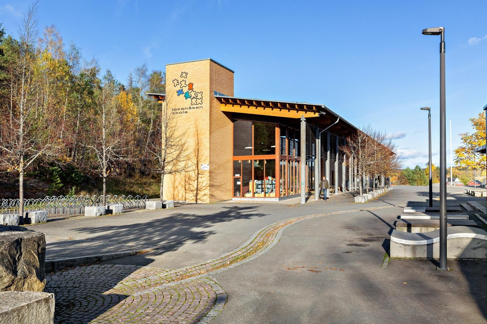 Løkenåsenskole. Det er både barne og ungsomsskole i nærheten. Galleribilde