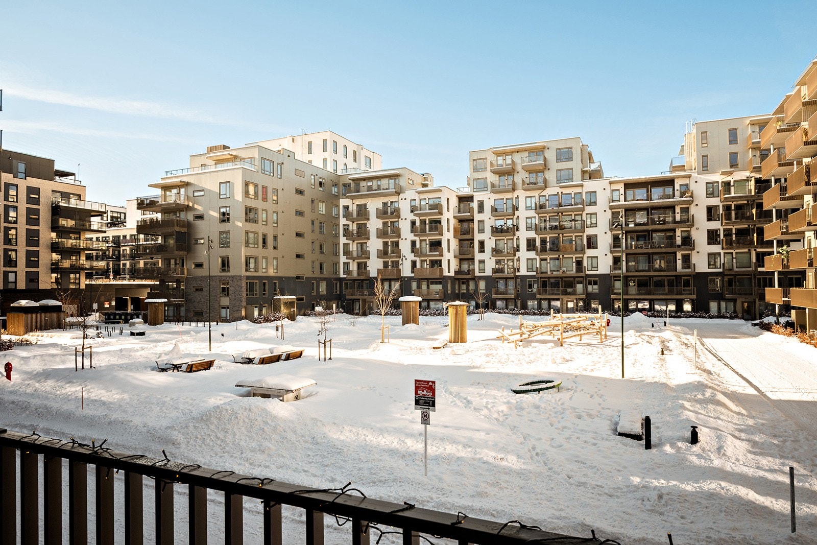 Fra balkongen har man utsikt over opparbeidet gårdsrom. Galleribilde