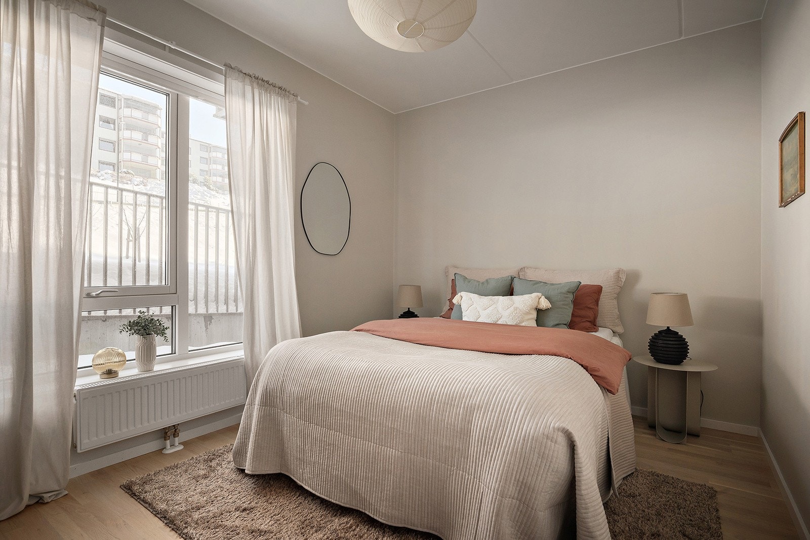 Hovedsoverom med store vindusflater som gir godt med lysinnslipp. Galleribilde