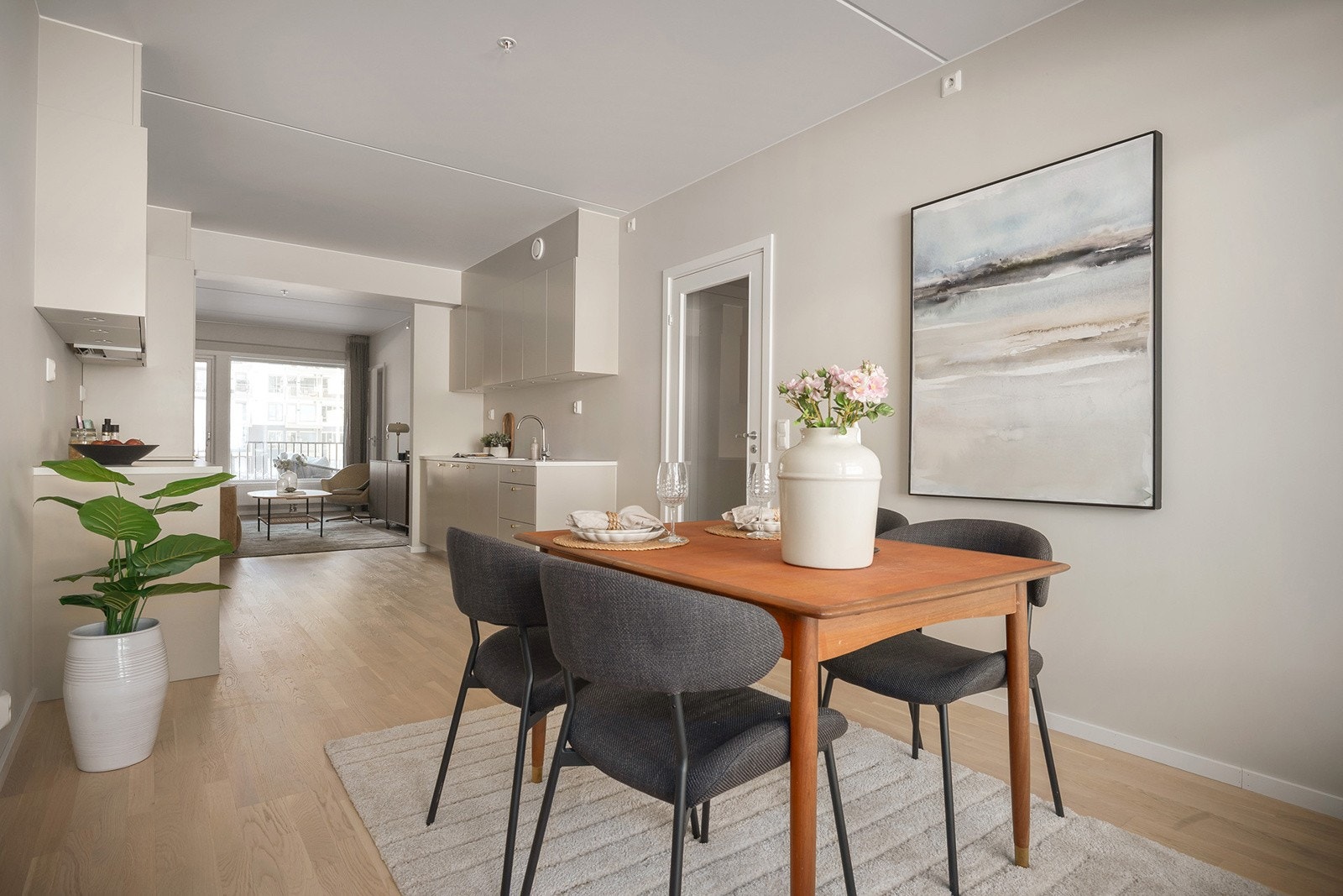 Spisestue tilknyttet kjøkken. Galleribilde