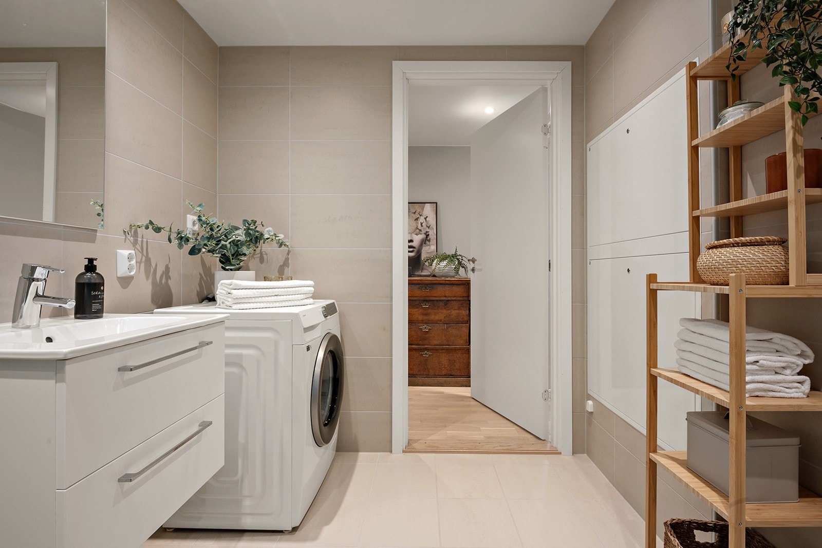 Opplegg for vaskemaskin på badet. Galleribilde