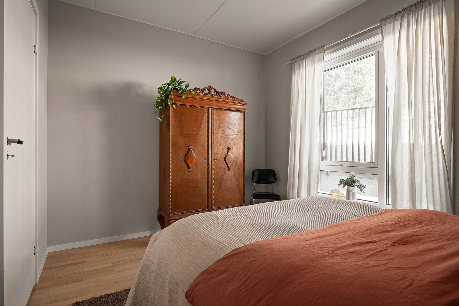 Soverommet er romslig med god plass til dobbelseng, nattbord og garderobeløsning. Galleribilde