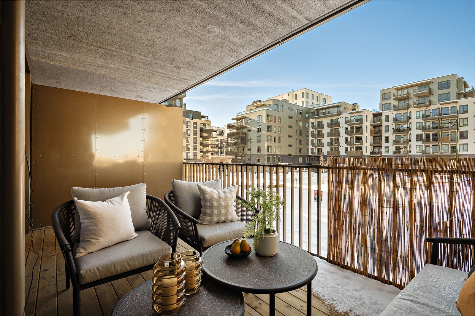 Adkomst fra stue til vestvendt balkong på ca 13m². Galleribilde