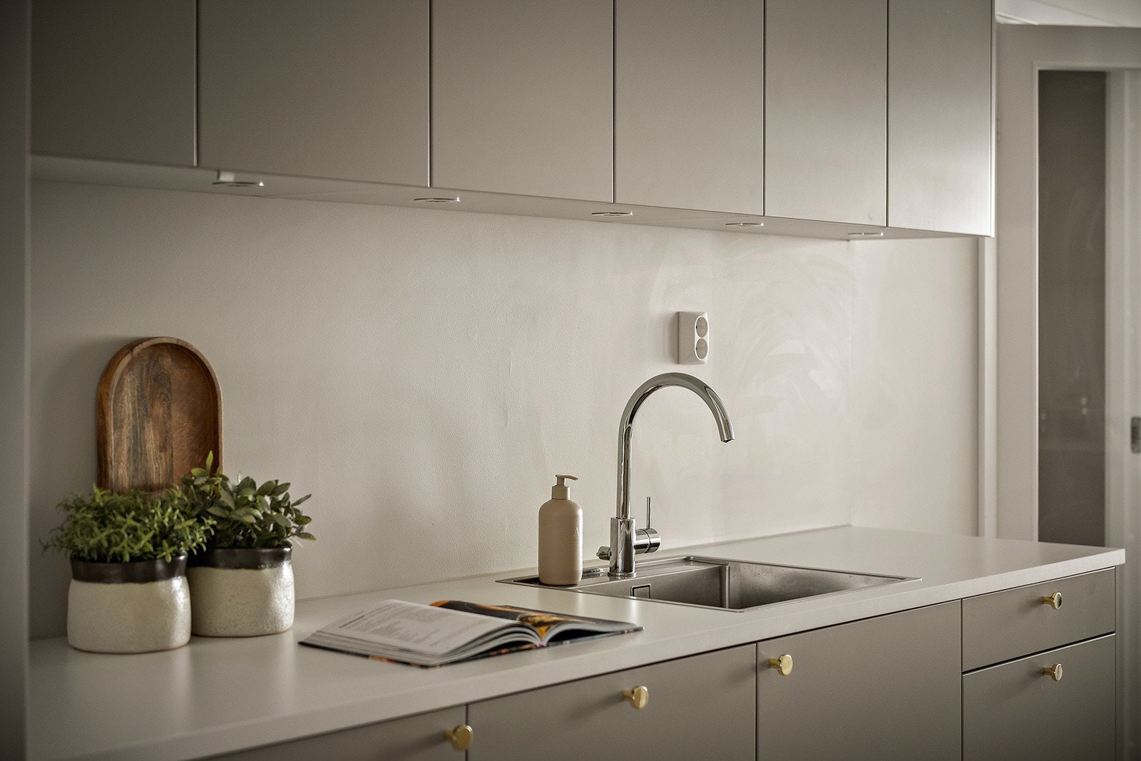 Tidløs og pen innredning med nedsenket oppvaskkum. Galleribilde