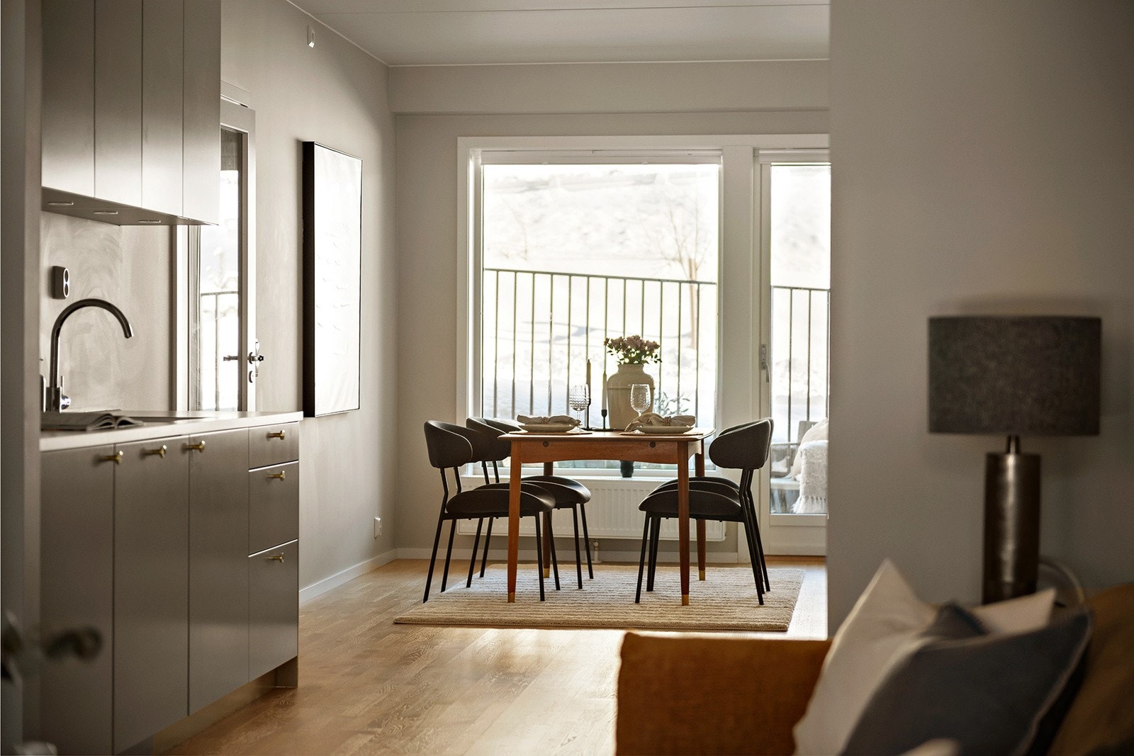 Leiligheten har en fin planløsning med god plass til spisebord i ene enden og sofagruppe i andre enden. Galleribilde