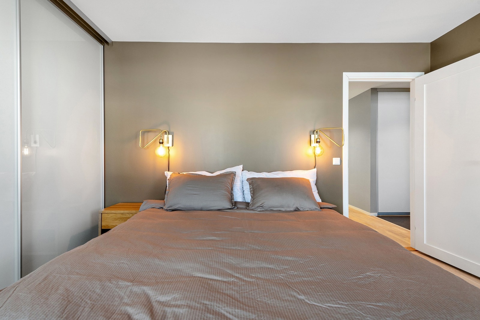 Alle soverommene har parkett på gulv og malte plater på vegger og i tak. Galleribilde