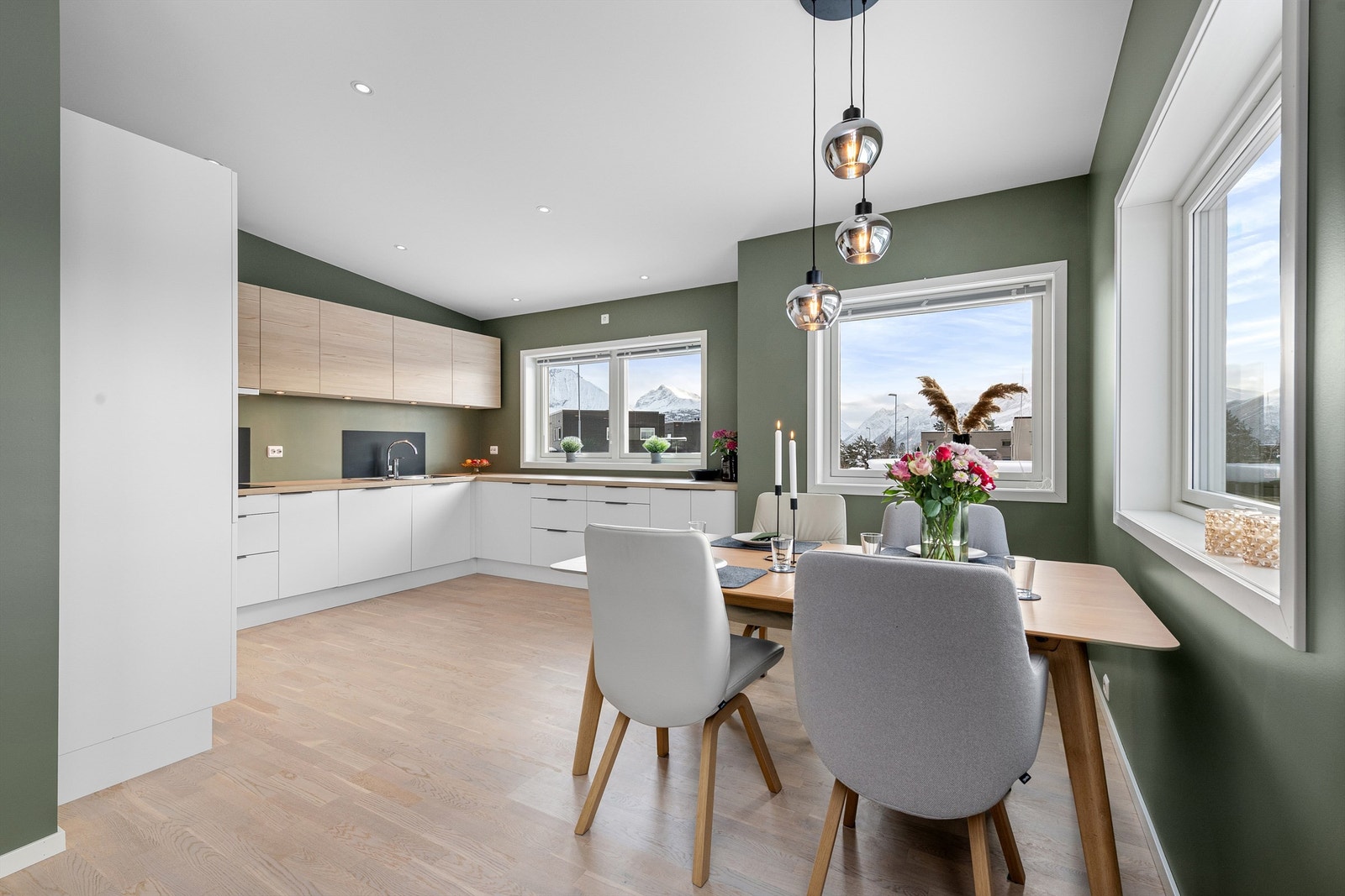 Moderne kjøkkeninnredning fra HTH med integrerte hvitevarer og god plass til spisebord.
Foto: Stian Wiik Galleribilde