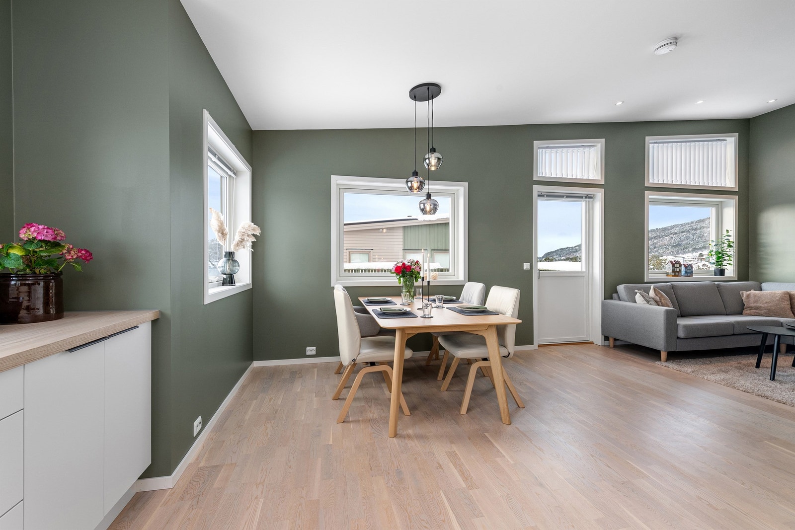 Den åpne løsningen mellom stue og kjøkken skaper en sosial og funksjonell sone. Galleribilde