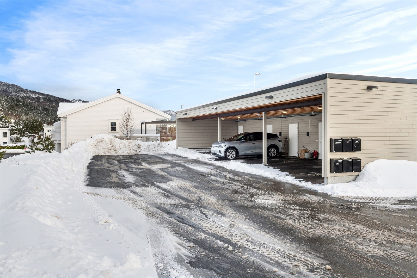 Til leiligheten hører det med en fast parkeringsplass i carportanlegg. Galleribilde