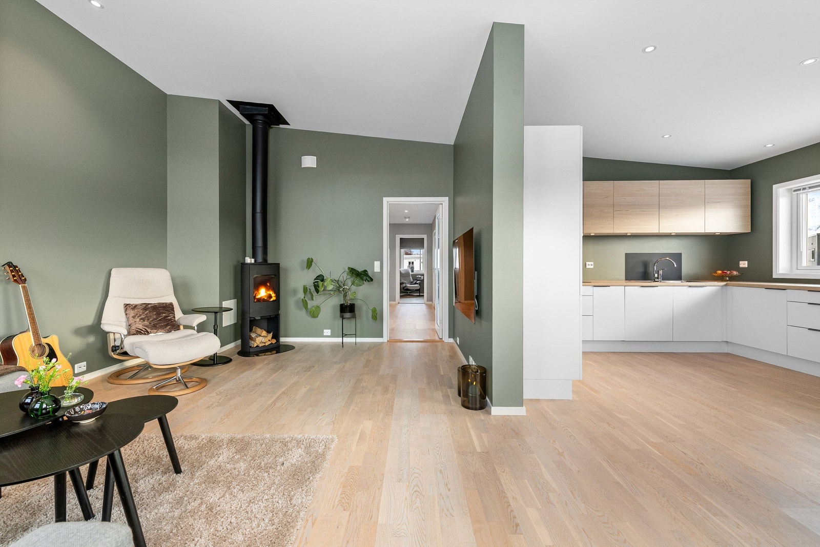 Den smarte planløsningen binder stue og kjøkken sammen på en naturlig måte. Galleribilde