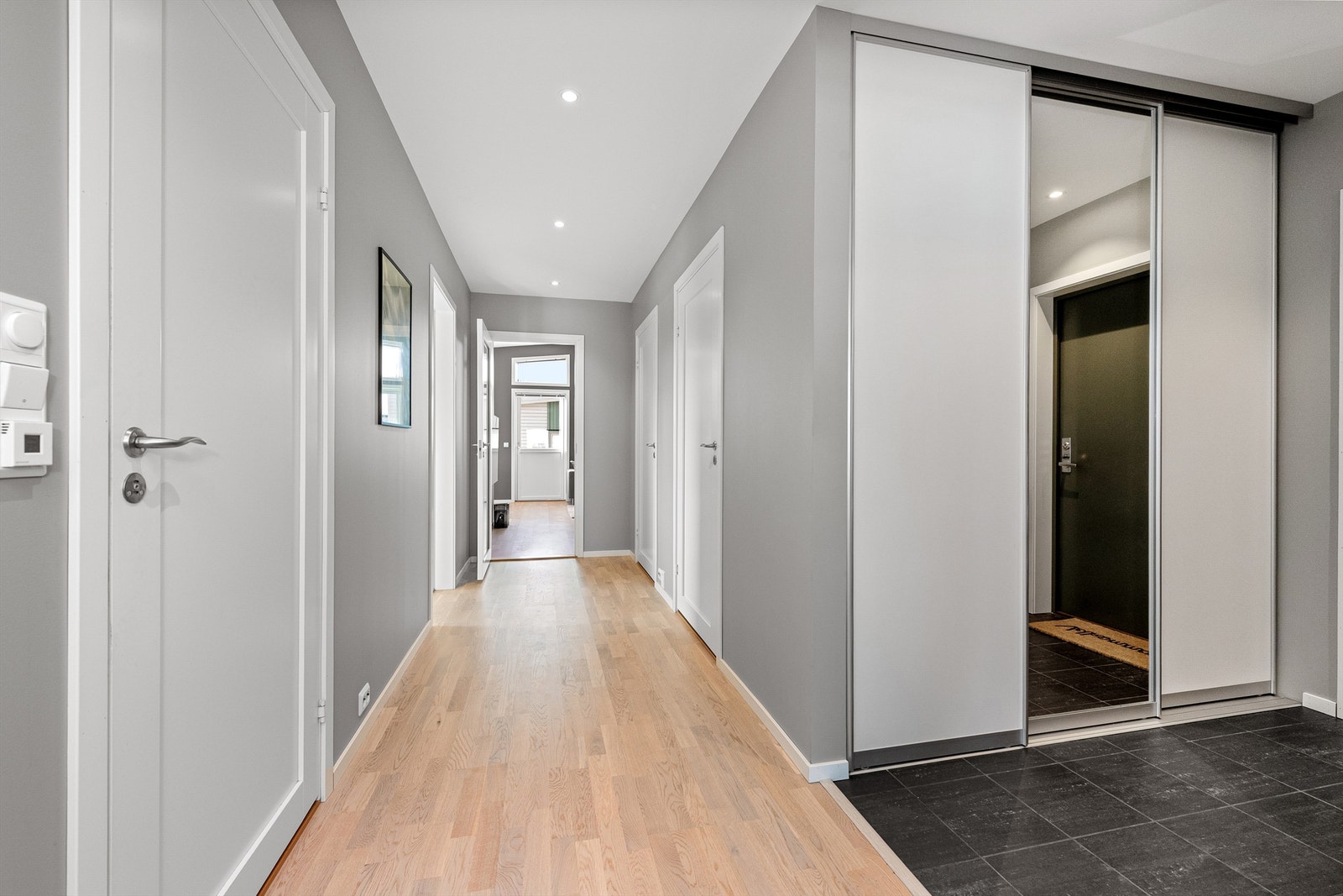 Fra gangen er det tilkomst til boligens øvrige rom, med gjennomgående parkett og malte flater. Galleribilde