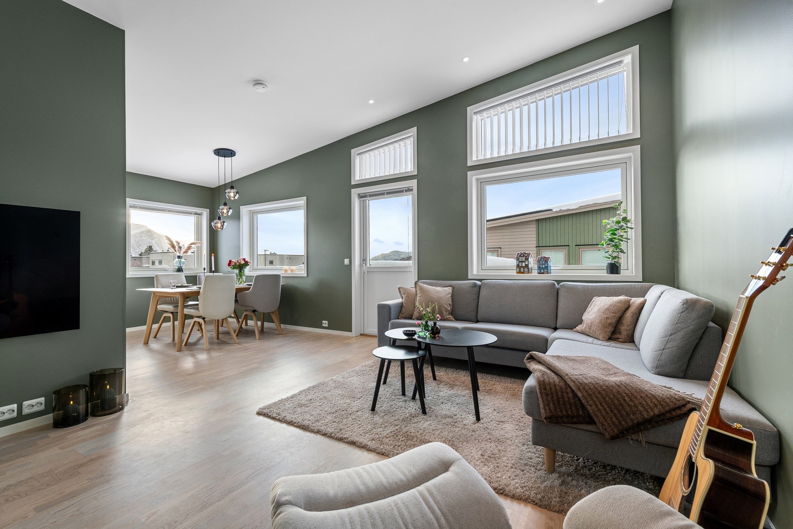 Stuen er et sentralt rom med åpen løsning mot kjøkkenet og utgang til balkong.
Foto: Stian Wiik Galleribilde