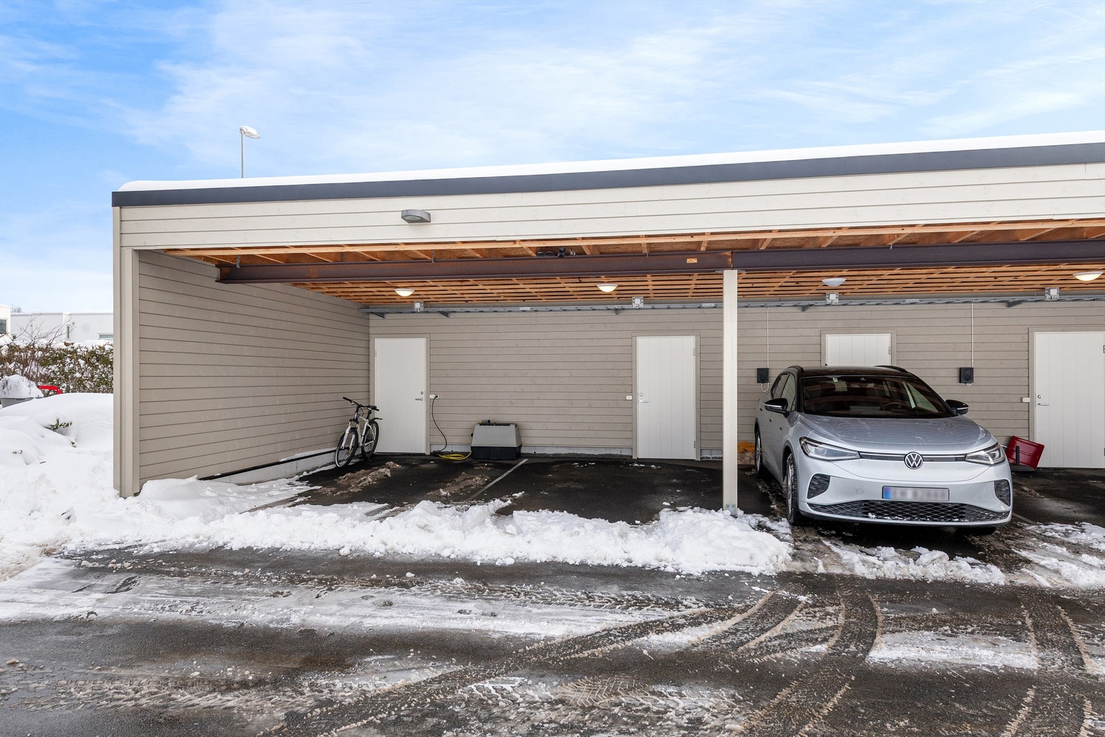 I bakkant av carporten er det en praktisk sportsbod på 5 m², og det er mulighet for elbillading. Galleribilde