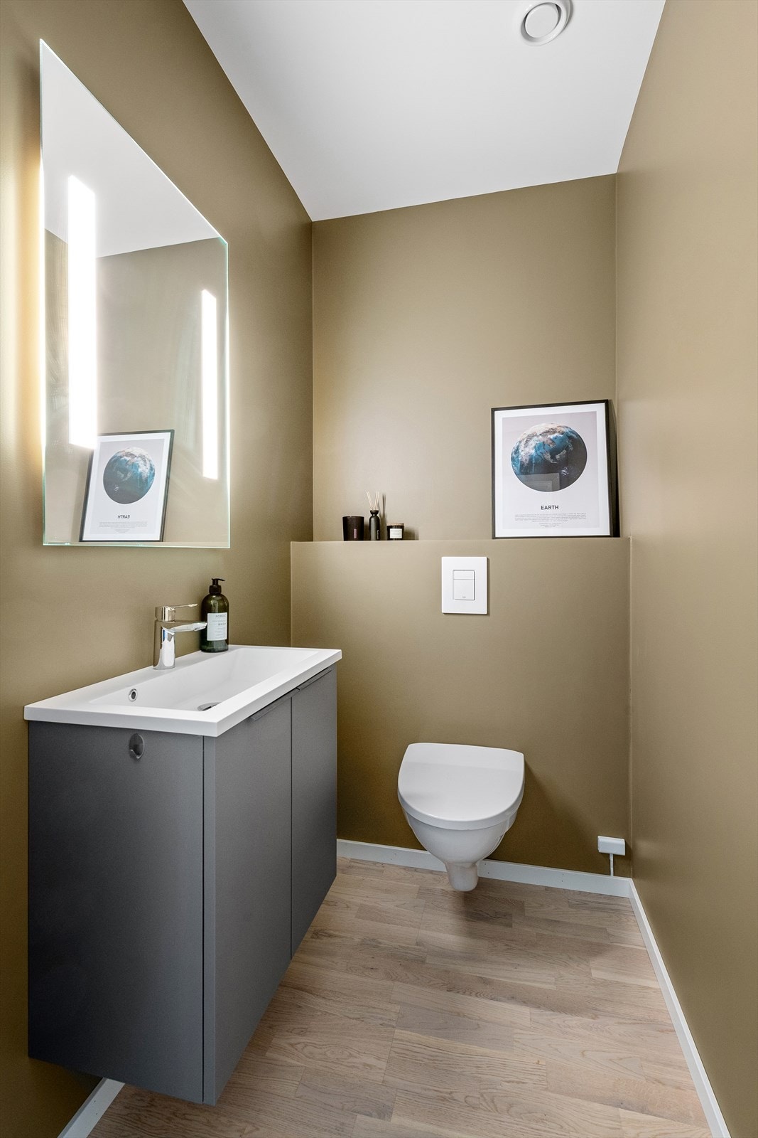 I tillegg til badet har boligen et separat toalettrom med vegghengt toalett og servantskap. Galleribilde