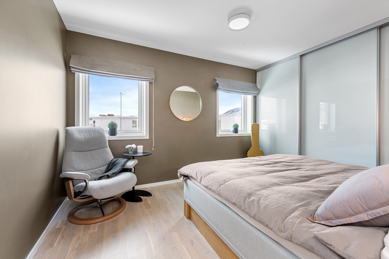 Boligen har tre soverom. Hovedsoverommet har god plass og en stor skyvedørsgarderobe. Galleribilde