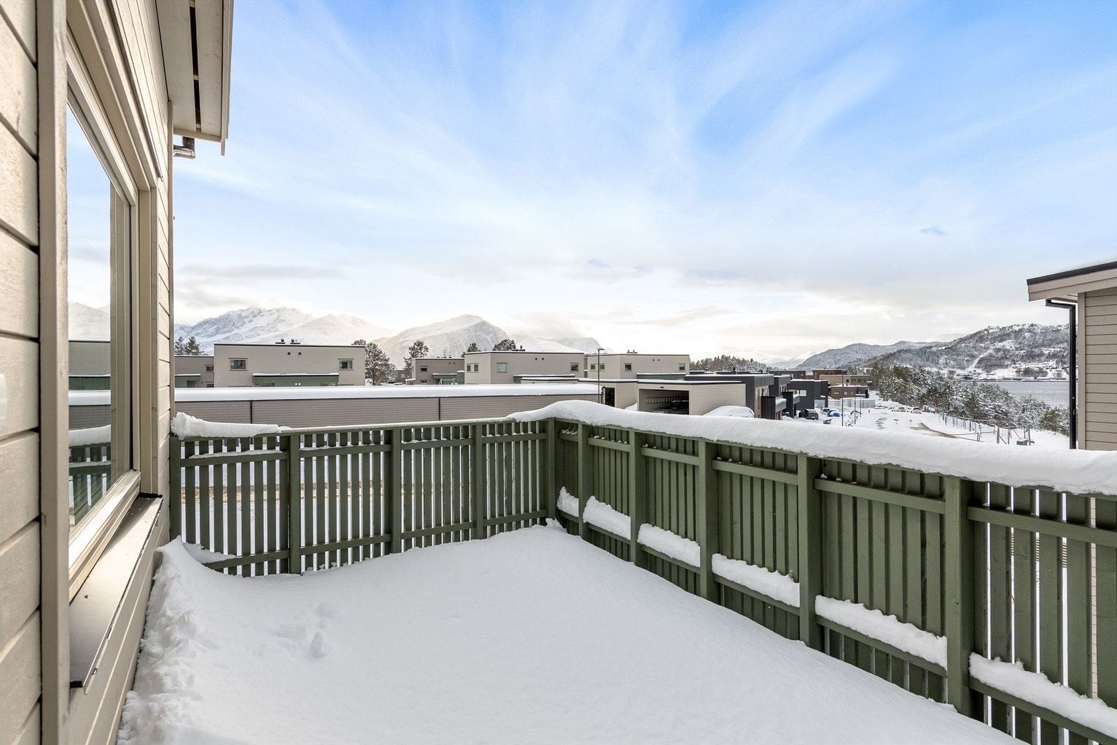 Balkongen er oppført med dekke av terrassebord og har god plass til en sittegruppe. Galleribilde
