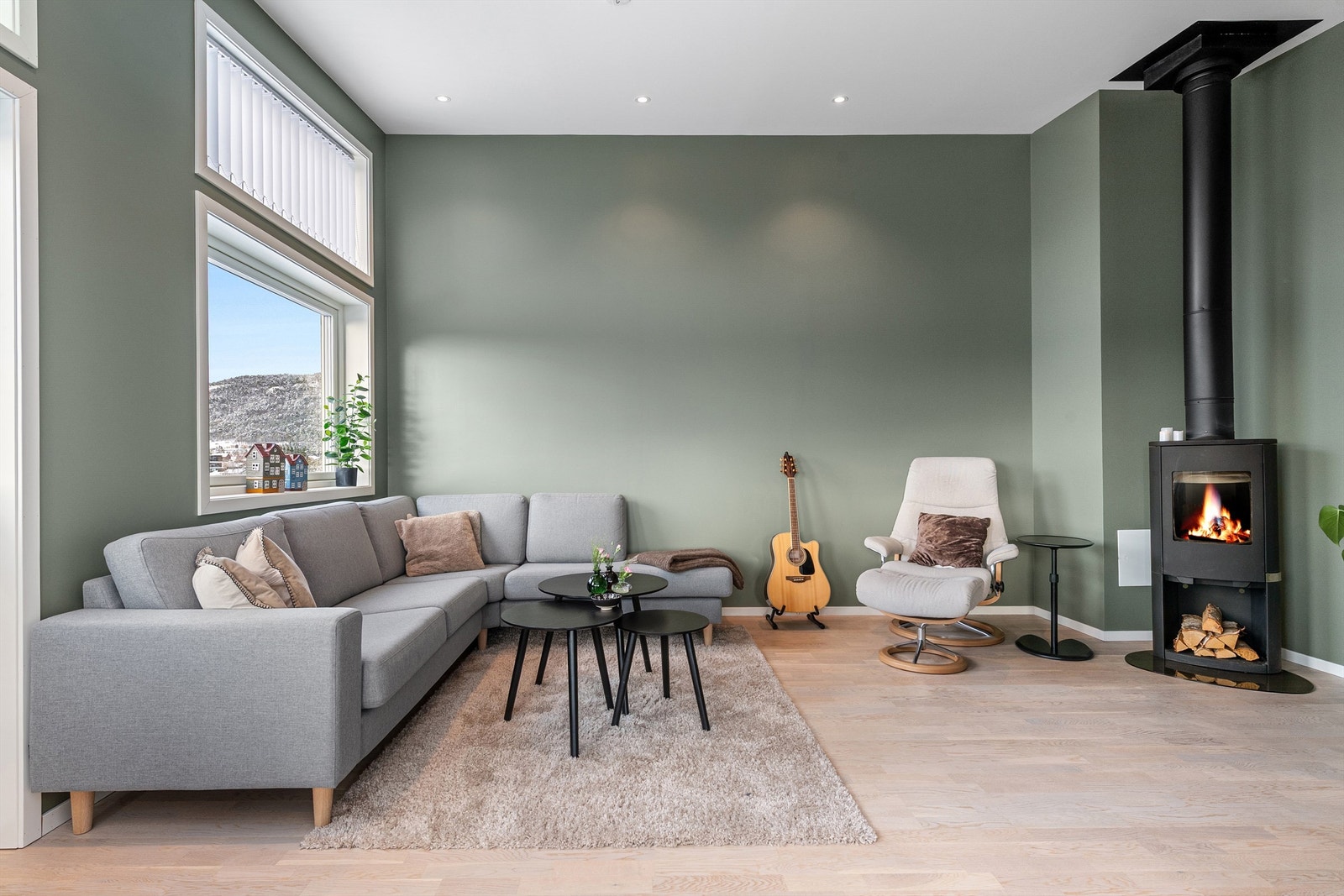 Den gode takhøyden i stuen gir en luftig romfølelse, og vedovnen skaper en lun atmosfære. Galleribilde