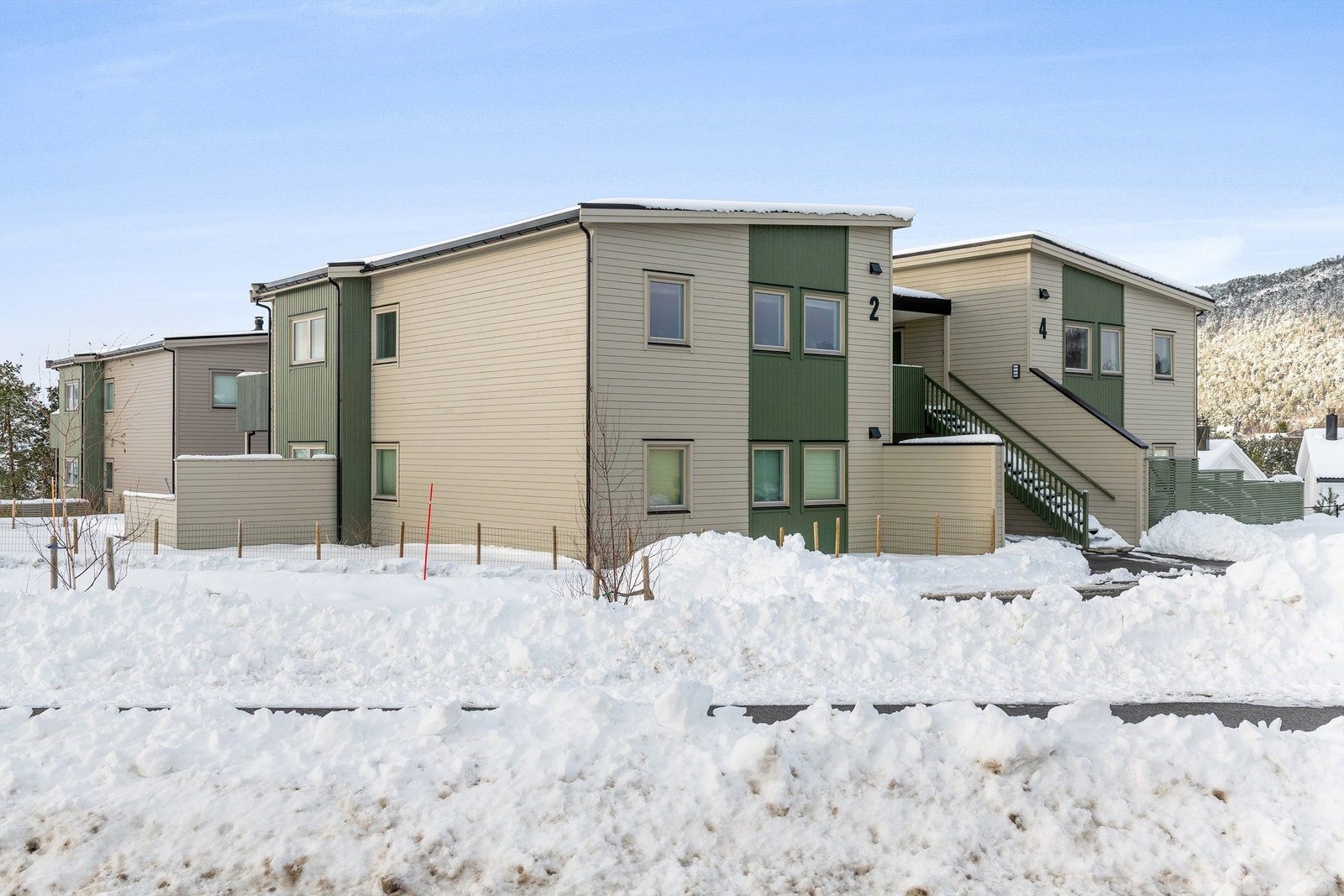 Leiligheten ligger i andre etasje i en horisontaldelt tomannsbolig med pen standard. Galleribilde