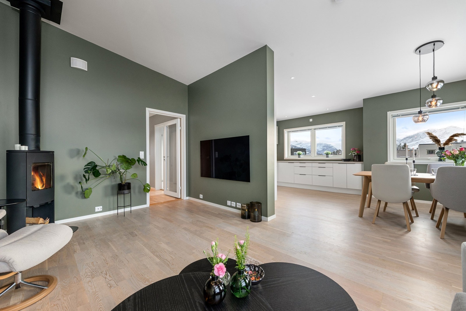 Store vindusflater med 3-lags glass sikrer godt med dagslys og energieffektivitet. Galleribilde