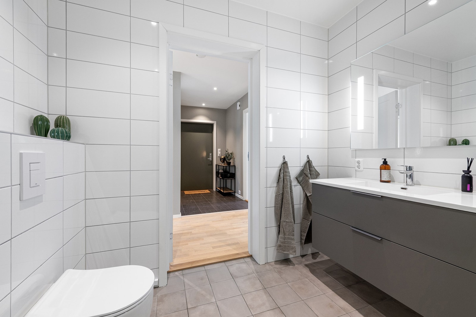 Her på badet er det elektriske varmekabler i gulvet for optimal komfort. Galleribilde