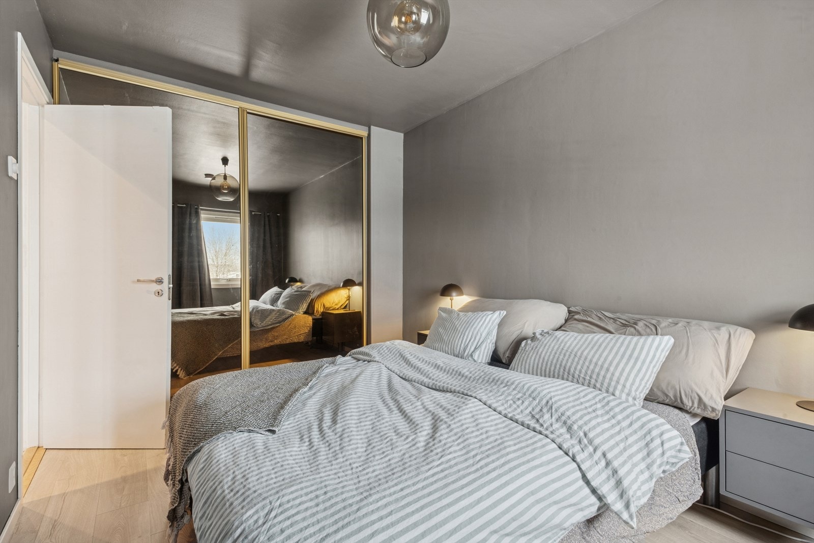Soverom med god plass til dobbeltseng og nattbord. God garderobeløsning med speil-/skyvedørsgarderobe. Galleribilde