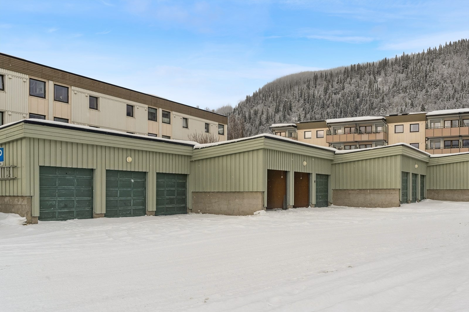 Garasje/motorvarmer tildeles etter ventelisteannsienitet. Borettslaget har vaktmestertjeneste og ladepunkter som kan leies. Galleribilde