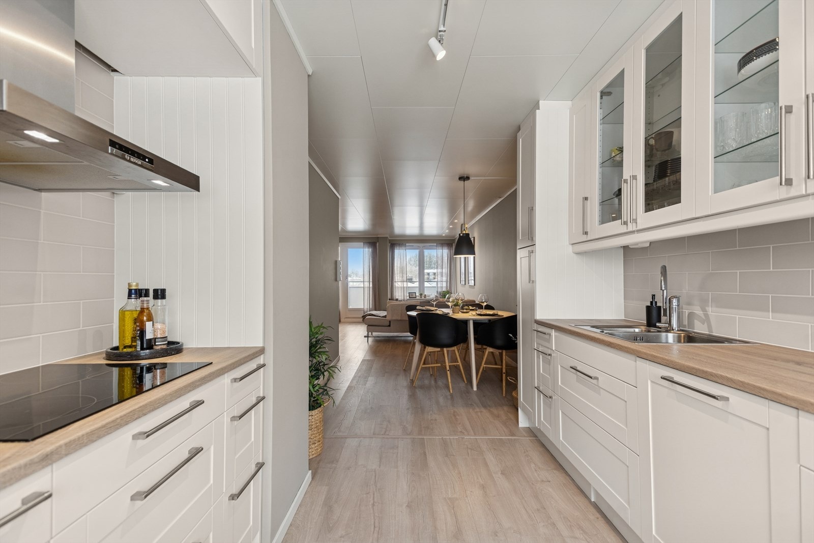 Kjøkkenet fra 2018 har en åpen og sosial løsning mot stuen, noe som skaper en naturlig flyt mellom matlaging og hyggelige stunder med familie og gjester. Galleribilde