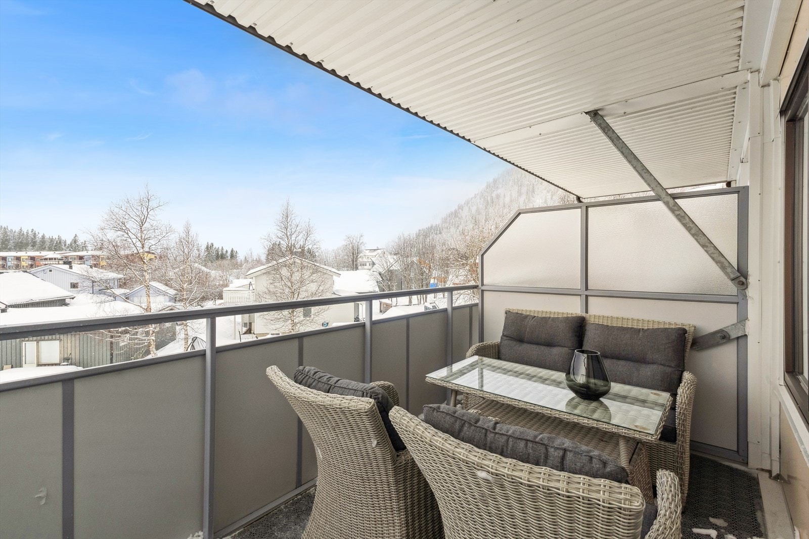 Fra stuen med utgang til overbygd balkong til stor glede på gode og varme sommerdager. Galleribilde