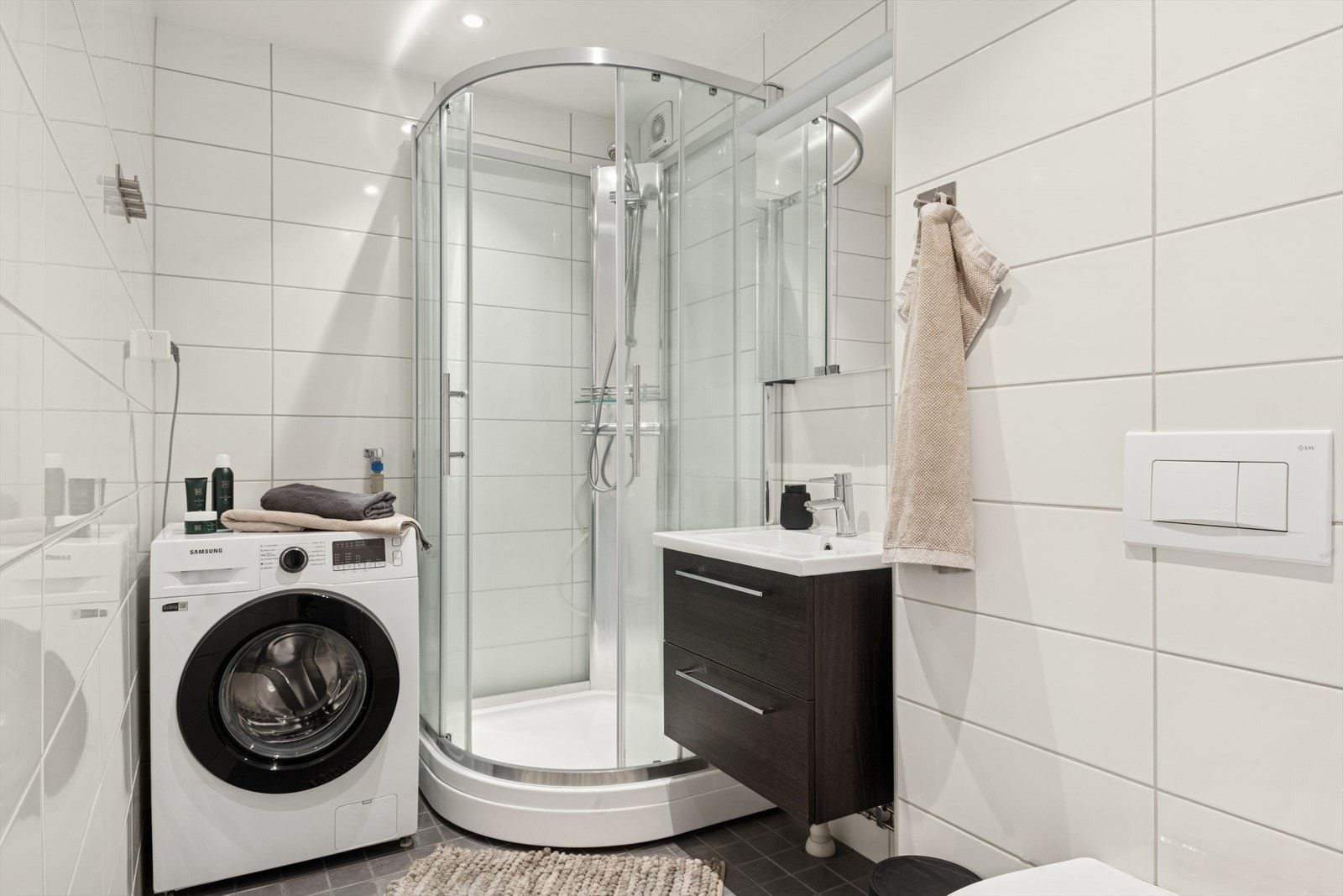 Stilrent og moderne bad fra 2018 med elektriske varmekabler i gulvet sørger for god komfort gjennom hele året. Galleribilde