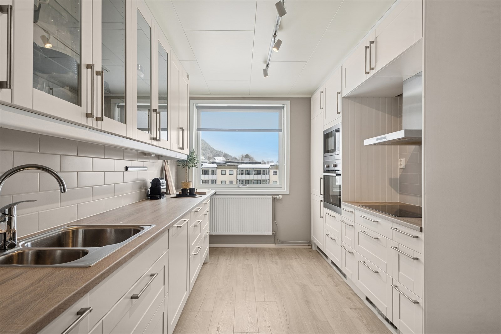 Innredningen har laminerte skrog med profilerte fronter, og en laminert benkeplate med nedfelt oppvaskkum i stål som gir rommet et rent og gjennomført uttrykk. Galleribilde